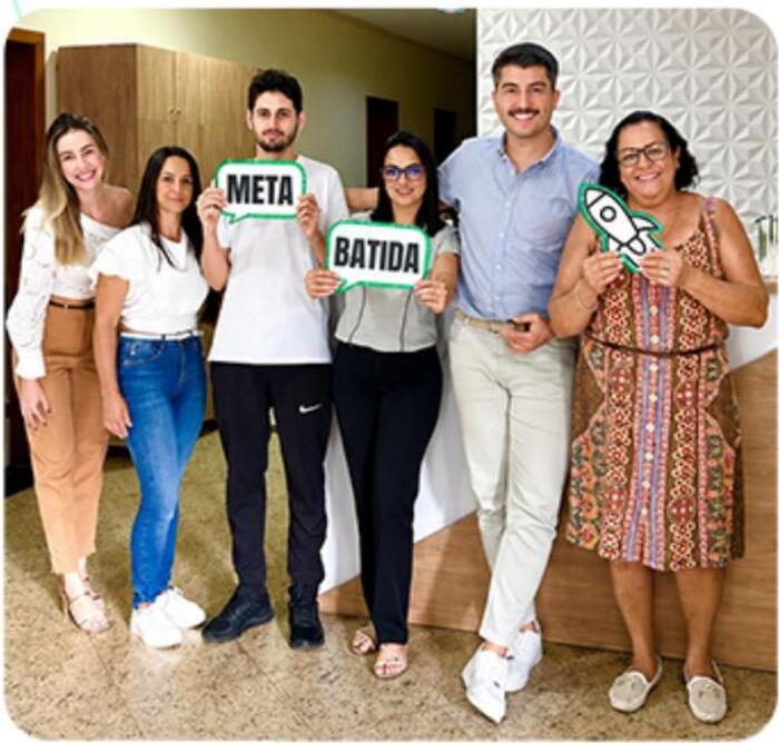 Equipe de cliente da Varejo de Jeito comemorando meta batida 3