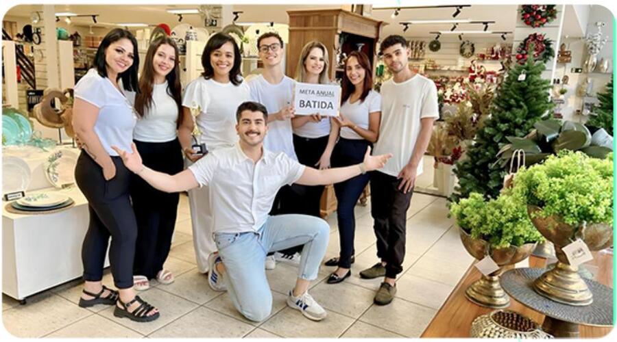 Equipe de cliente da Varejo de Jeito comemorando meta batida 6